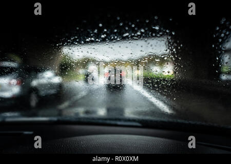 Regen auf der Autobahn, starker Regen auf der Frontscheibe, der Windschutzscheibe während der Fahrt auf der Autobahn im Auto, Van, Lkw, gefährlichen Fahrbedingungen. Stockfoto