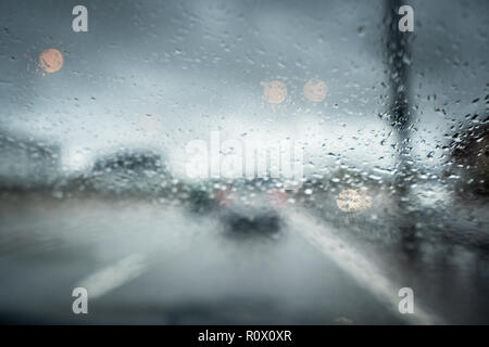 Regen auf der Autobahn, starker Regen auf der Frontscheibe, der Windschutzscheibe während der Fahrt auf der Autobahn im Auto, Van, Lkw, gefährlichen Fahrbedingungen. Stockfoto