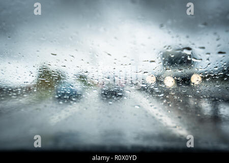 Regen auf der Autobahn, starker Regen auf der Frontscheibe, der Windschutzscheibe während der Fahrt auf der Autobahn im Auto, Van, Lkw, gefährlichen Fahrbedingungen. Stockfoto