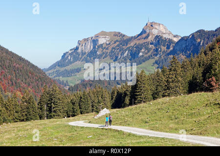 Touristen wandern in sonniger, letzten Sommer Tagen, Appenzeller Sämtis Tal mit Blick auf Hoher Kasten Seilbahnstation und Antenne - Furgglenalp, Alpstein, Stockfoto