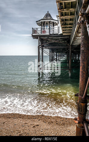 Einsame hooded Abbildung auf brighton Pebble Beach Stockfoto