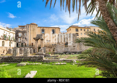 Tempel des Apollo. Eine der wichtigsten antiken griechischen Monumenten auf Ortygia, vor der Piazza Pancali in Syrakus, Sizilien, Italien. Stockfoto