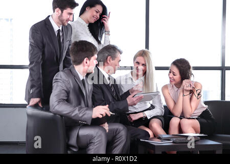 Business Team diskutieren Informationen aus digitalen Tablet. Stockfoto