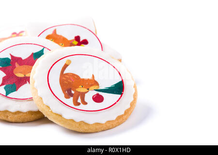 Hausgemachte butter Cookies mit einer gedruckten Weihnachten cat Design auf weißem Hintergrund. Copyspace Stockfoto