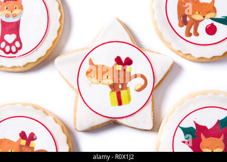 Hausgemachte butter Cookies mit einer gedruckten Weihnachten cat Design auf weißem Hintergrund. Top View Stockfoto