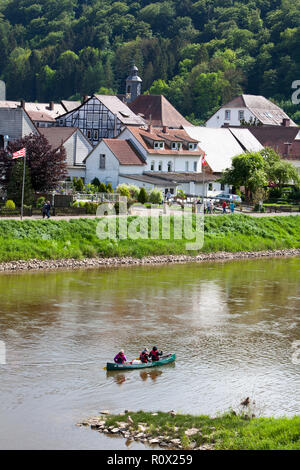 Kanu Paddler auf der Weser, Bad Karlshafen, obere Wesertal, Weserbergland, Nordrhein-Westfalen, Hessen, Deutschland, Europa Stockfoto