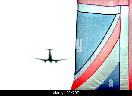 RAF 100 flypast, 10. Juli 2018. Rund 100 Flugzeuge aus allen Epochen fliegen über London und die Mall zum Buckingham Palace, um 100 Jahre feiern. Stockfoto