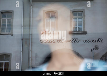 Reflexion in einem Fensterausschnitt, Damenmode, Bad Karlshafen, Weserbergland, Nordrhein-Westfalen, Hessen, Deutschland, Europa Stockfoto