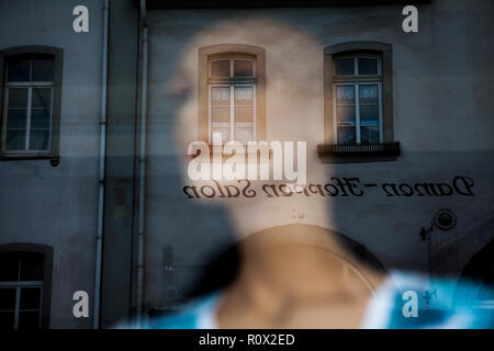 Reflexion in einem Fensterausschnitt, Damenmode, Bad Karlshafen, Weserbergland, Nordrhein-Westfalen, Hessen, Deutschland, Europa Stockfoto