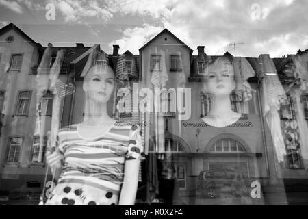 Reflexion in einem Fensterausschnitt, Damenmode, Bad Karlshafen, Weserbergland, Nordrhein-Westfalen, Hessen, Deutschland, Europa Stockfoto