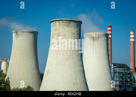 Moderne Kraftwerks Kühltürme vor blauem Himmel. Stockfoto