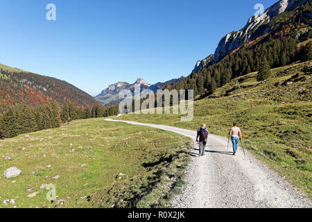 Touristen wandern in sonniger, letzten Sommer Tagen, Appenzeller Sämtis Tal mit Blick auf Hoher Kasten Seilbahnstation und Antenne - Furgglenalp, Alpstein, Stockfoto