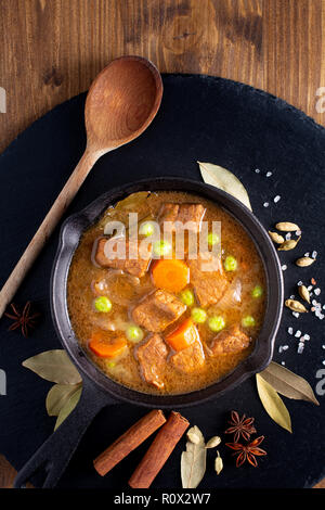 Winter Essen Konzept hausgemachte organische Eintopf Rindfleisch oder Bourguignon in Cast-Iron Pfanne Pfanne mit Kopie Raum Stockfoto