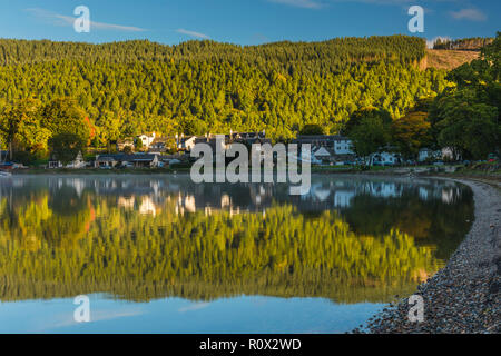 Loch Tay und Kenmore Dorf bei Sonnenaufgang, Perthshire, Schottland Stockfoto