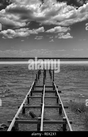 Alte kaputte Pier an der Lagune von Bacalar, Quintana Roo, Mexiko. Stockfoto