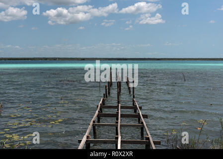 Alte kaputte Pier an der Lagune von Bacalar, Quintana Roo, Mexiko. Stockfoto