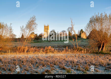 Osten Banqueting House und die St. James Kirche im Herbst Licht bei Sonnenaufgang. Chipping Campden, Gloucestershire, Cotswolds, England Stockfoto