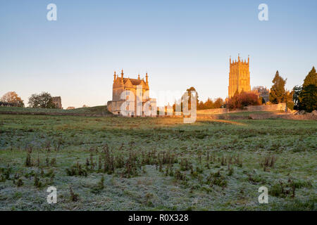 Osten Banqueting House und die St. James Kirche im Herbst Licht bei Sonnenaufgang. Chipping Campden, Gloucestershire, Cotswolds, England Stockfoto