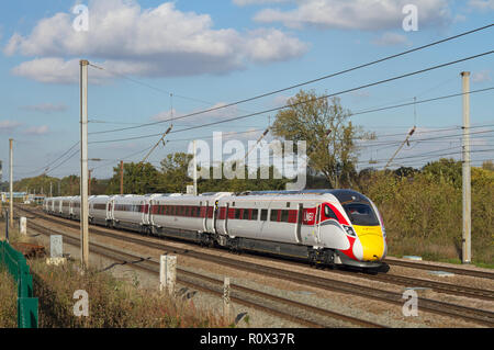 Klasse 800 Azuma Nummer 800107 auf einem Test auf der East Coast Mainline an brookmans Park laufen. Stockfoto