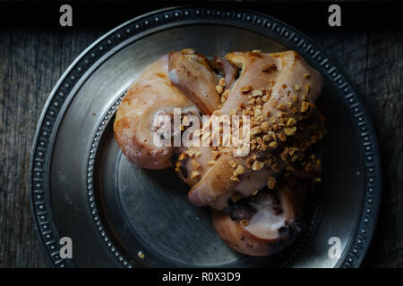 Leckere polnische traditionelle Saint Martin's Croissant mit weißem Mohn, Nüssen und Mandeln genannt rogal swietomarcinski und Wild Rose Früchte auf Holz- Bac Stockfoto