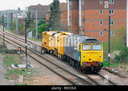 Eine Klasse 47 Diesellok Nummer 47501 mit einem stoneblower im Schlepptau in die Caledonian Road und Barnsbury auf der North London Line. April 2006 20. Stockfoto