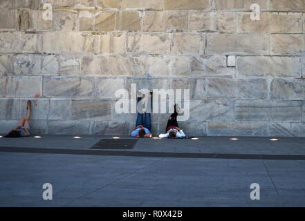 Washington, DC, USA. Jan 2008. Junges Paar liegen auf dem Rücken und unter Bilder von diesem tollen Perspektive des Washington Monument. Stockfoto