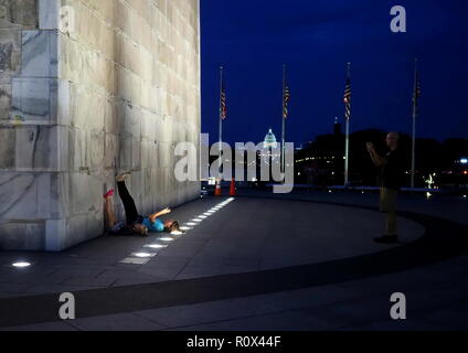 Washington DC, USA. Aug 2017. Vater, Mutter und Tochter, Smartphone Fotos des Washington Monument zu unterschiedlichen und ungewöhnlichen Perspektiven. Stockfoto