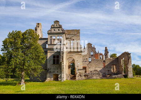 Ruinen der Burg Ungru, Estland. Sommertag. Stockfoto