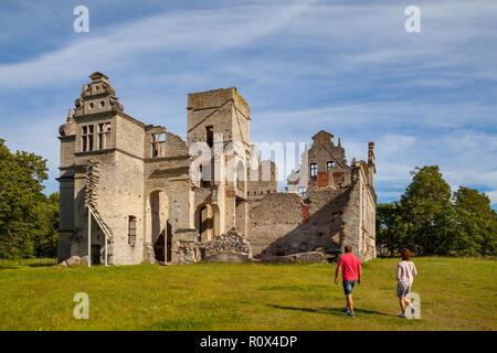 Ruinen der Burg Ungru, Estland. Sommertag. Wandern paar Touristen. Stockfoto