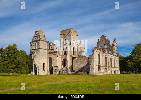 Ruinen der Burg Ungru, Estland. Sommertag. Stockfoto