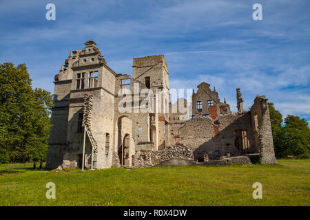 Ruinen der Burg Ungru, Estland. Sommertag. Stockfoto