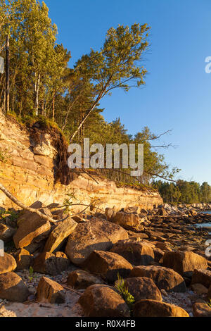 Kalkstein Klippe an der Küste der Ostsee. Sonnenuntergang und warme Farben. Stockfoto