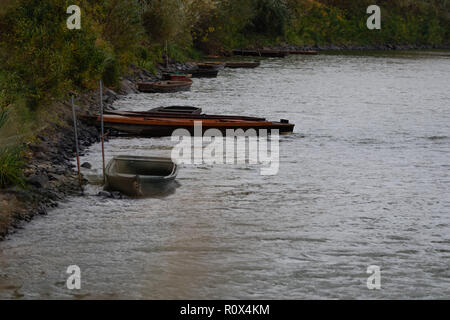 Angeln Boote auf dem Fluss Tisza in Ungarn Stockfoto