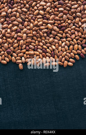 Pinto bean von oben mit Kopie Raum, Blick von oben auf die gesunden Hülsenfrüchte Bohnen als Hintergrund- oder Textur Stockfoto