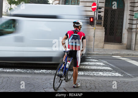 PORTO, PORTUGAL - 9. SEPTEMBER: Porto ist die zweitgrößte Stadt in Portugal. Blick auf die Straße von Porto, wo Radfahrer warten auf der Kreuzung carriagew Stockfoto