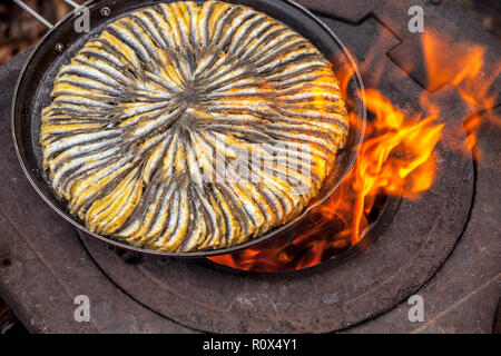 Fisch in der Pfanne, auf alten Herd Stockfoto