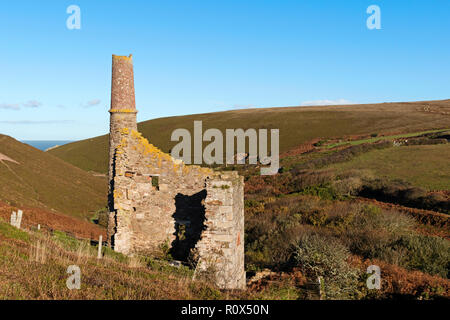 Die Ruinen einer alten Cornish Tin Mine in der Nähe von st. Agnes, Cornwall, England, Großbritannien. Stockfoto