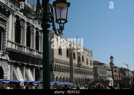 Venedig, Palazzo Ducale und Strassenlaterne, vor der Bibliothek Marciana Stockfoto