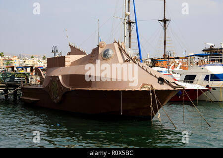 Replik von Jules Vernes Nautilus aus 20.000 Meilen unter dem Meer. Hafen von Paphos, Zypern Oktober 2018 Stockfoto