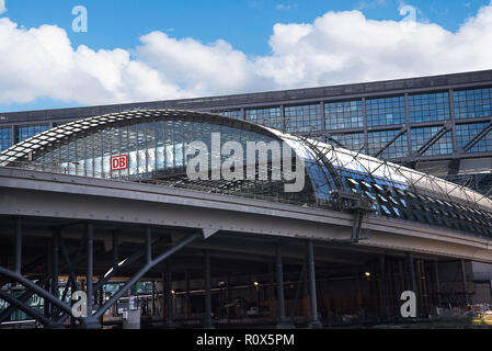 Bahnhof Friedrichstraße in Berlin, Deutschland. Sobald die Ost West Grenzübergang. Ein Museum ist auf der Website ist der Palast der Tränen genannt Stockfoto