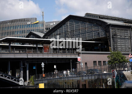 Bahnhof Friedrichstraße in Berlin, Deutschland. Sobald die Ost West Grenzübergang. Ein Museum ist auf der Website ist der Palast der Tränen genannt Stockfoto