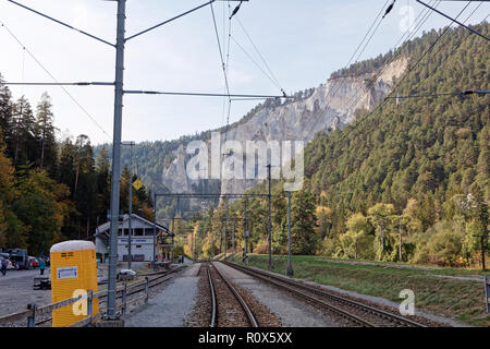 Versam-Safien, Schweiz - Oktober 16, 2018: Blick auf sonnigen, herbstlichen Klippen in der Rheinschlucht Ruinaulta - (Rhein Canyon) von Versam-Safien Bahnhof stat Stockfoto