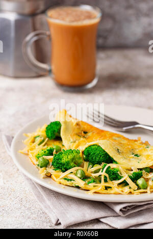 Keto low carb Omelette und kugelsichere Kaffee Stockfoto