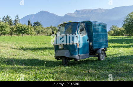 Blaue kleine Transport Fahrzeug auf einer Wiese in den Bergen Stockfoto