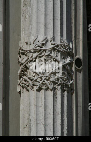 Venedig, Scuola Grande di San Rocco, detail von eine historisierende Spalte der Fassade Stockfoto
