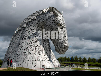 Falkirk, Großbritannien - 09 August 2018: Touristen um die Aufbau Digital - ein Paar große Pferd Kopf Statuen aus Edelstahl von Bildhauer und Stockfoto