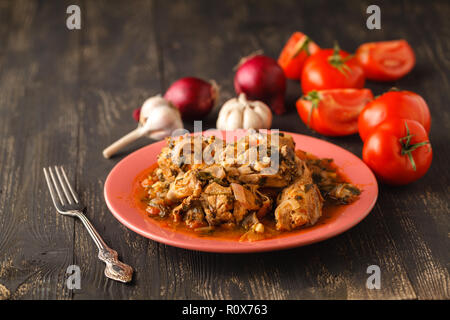 Traditionelle warme Ragout mit Fleisch und Gemüse gedünstet in Tomatensauce für eine gesunde Ernährung. Stockfoto