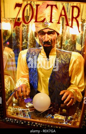 Close-up animatronic Fortune-telling Maschine, nach Eingang der Zahlung, macht eine Vorhersage "Zoltar spricht "von Zoltar, durch Zeichen unbegrenzt. Stockfoto