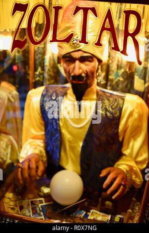 Close-up animatronic Fortune-telling Maschine, nach Eingang der Zahlung, macht eine Vorhersage "Zoltar spricht "von Zoltar, durch Zeichen unbegrenzt. Stockfoto