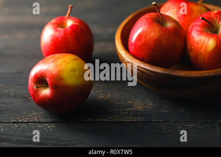 Organische gesunde Äpfel in Schale auf Holzbrett. Gesunde Ernährung Stockfoto